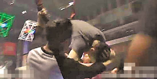 盘点舞台受伤明星:潘玮柏脑震荡陈奕迅伤下半身