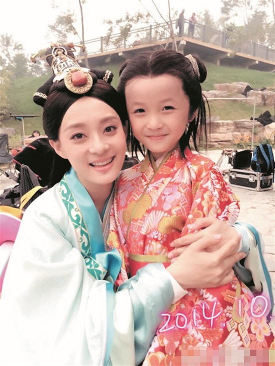 孙俪搂“儿子”笑容灿烂两人相互依偎(图)