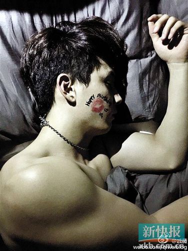 戚薇晒老公半裸睡照李承铉肌肉抢镜图