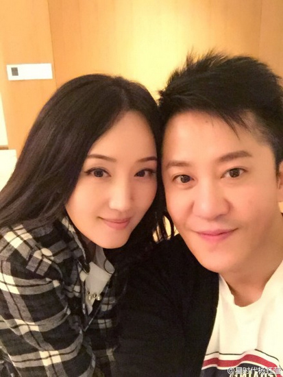 杨钰莹晒与毛宁合影面带微笑依然年轻(图)