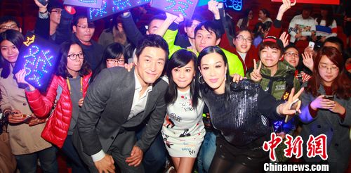 钟丽缇,池珍熙现身北京 粉丝疯狂求合影(组图)