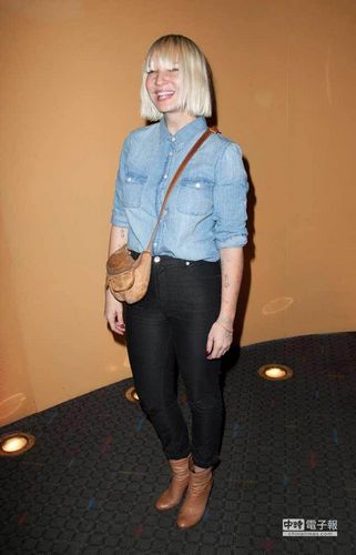 �Ĵ�����Ů����Sia��4�������ͷ�˿���ͼ��