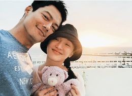 周迅与老公甜蜜合影梳麻花辫怀抱小熊(图)