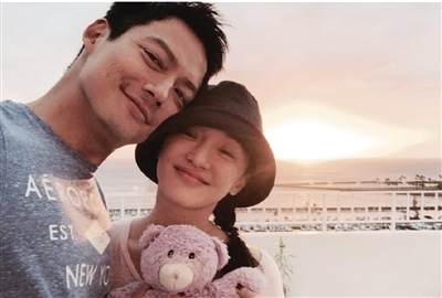 周迅与老公合影曝光梳麻花辫可爱图