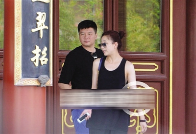 殷桃与李金羽再被曝挽手同回家图
