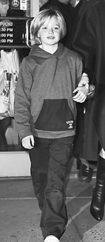 布拉德·皮特8岁女儿穿西装梳短发成关注焦点