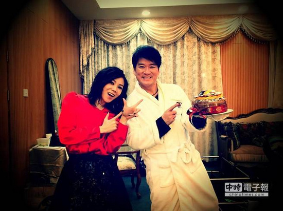 周华健庆54岁生日蔡健雅送蛋糕唱生日歌图