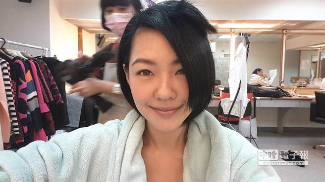 小S晒自拍蔡康永抢镜网友:他在挖鼻屎吗(图)