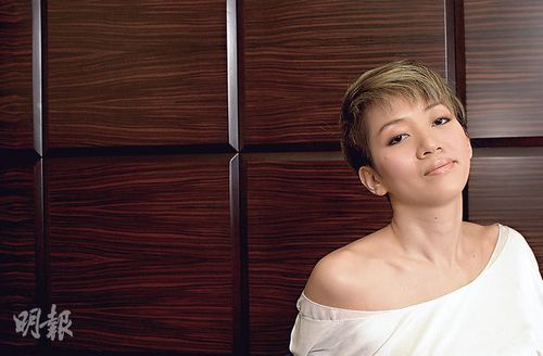 梅艳芳逝世11周年粉丝向铜像献花袁咏仪悼念(图)