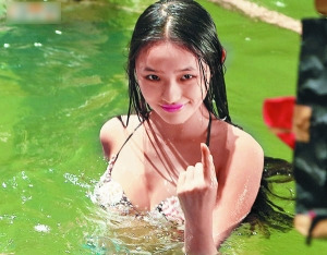 18岁模特林允成“星女郎”水中拍戏做弹跳动作(图)