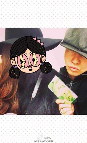 欧弟晒合照女友未露脸网友:都知道是谁害羞啥(图)