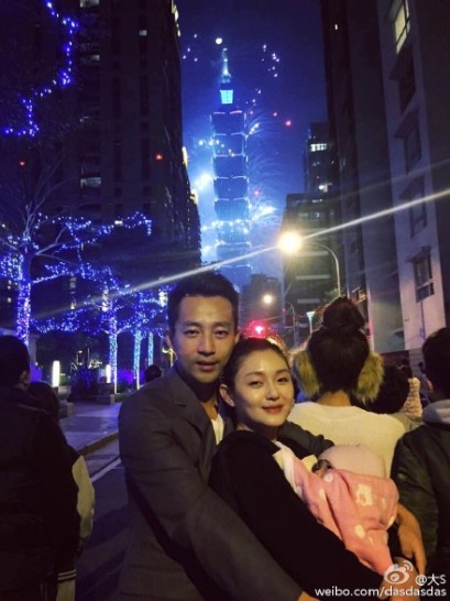 大S晒一家三口合影庆新年汪小菲怀抱妻女(图)