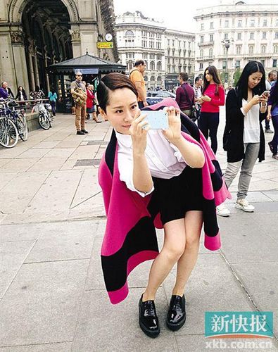海清街拍花絮照曝光弯腰给工作人员拍照图