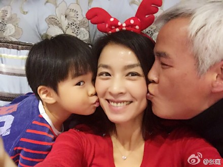 张庭晒全家福为儿子庆生小王子生日快乐图