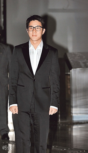 法院电子告示牌显示1月9日开庭审理房祖名案(图)