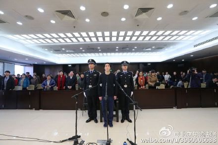 房祖名涉毒获刑6个月宣判后向审判员等人鞠躬(图)