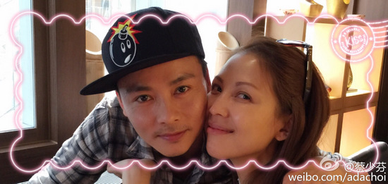 蔡少芬与老公庆结婚7周年贴脸甜蜜微笑(图)