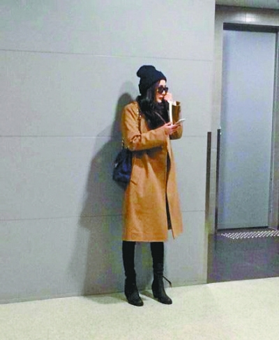 �����ڻ���������ɢվǽ�Ǵ�绰��ͼ��