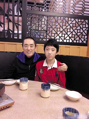 张艺谋妻子自曝独自跑家长会:老公比较害羞