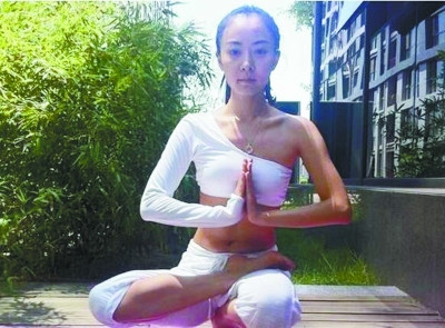 王珞丹晒姐姐瑜伽照网友赞:家族基因好(图)