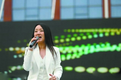 杨钰莹献唱安徽“捞金”昔日玉女略显发福(图)
