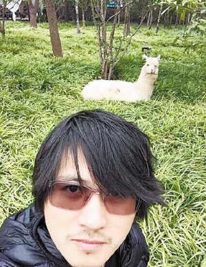 韩寒晒与羊驼合照网友为照片配搞笑故事(图)