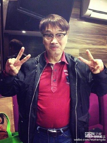 吴孟达频被传乌龙死讯比“剪刀手”出镜卖萌(图)