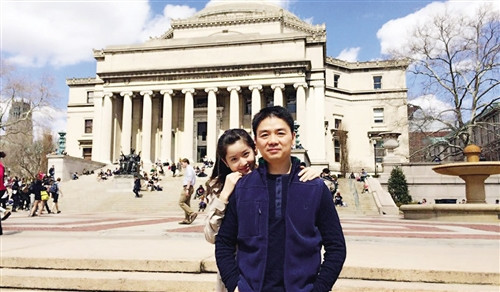 奶茶妹妹被曝与刘强东同游泰国强拉男友手(图)
