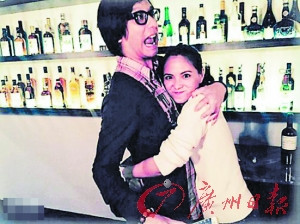 李心洁走出“出轨事件”紧抱彭顺合影(图)