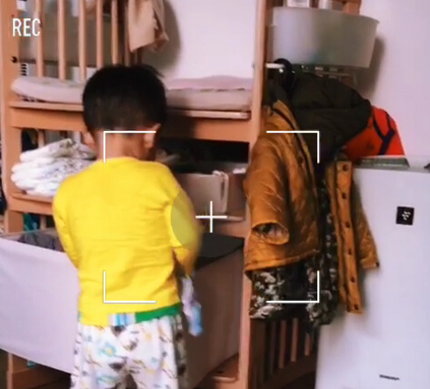 儿子翻抽屉扔衣服应采儿无奈:大哥你想怎样(图)