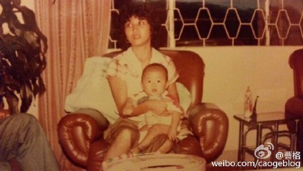 曹格晒旧照被母亲抱在怀里网友:姐姐长得像你(图)