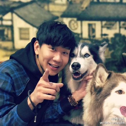 林俊杰与爱犬头靠在一起狗狗表情呆萌(图)