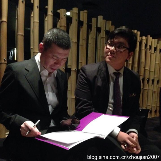 唐国强17岁儿子近照曝光与冯小刚合影(图)