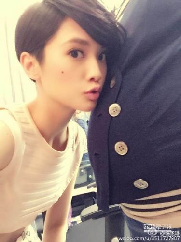 杨丞琳贴孕妇肚子合照引热议粉丝催婚(图)