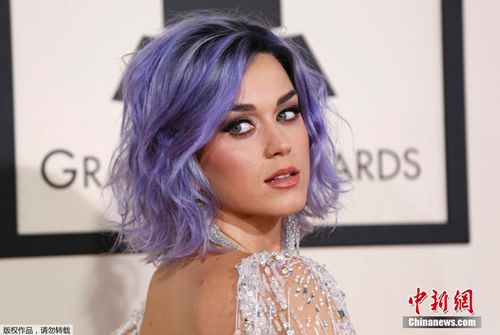 凯蒂·佩里格莱美7度陪跑 顶紫色头发亮相(图)