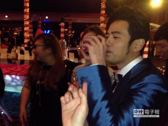 周杰伦台湾摆婚宴痛饮回应生娃:快了快了(图)