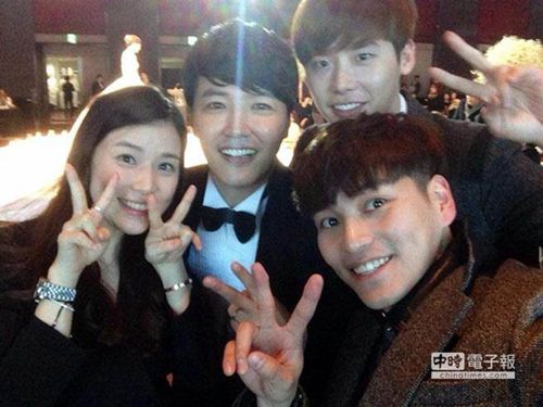 《听你》“车辩”结婚同剧演员合影画面温馨(图)