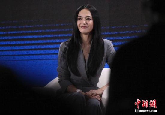 姚晨晒度假美照穿黑色连衣裙身材高挑(图)