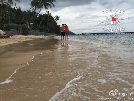 蔡少芬夫妇情人节海滩漫步晒甜蜜背影照秀恩爱