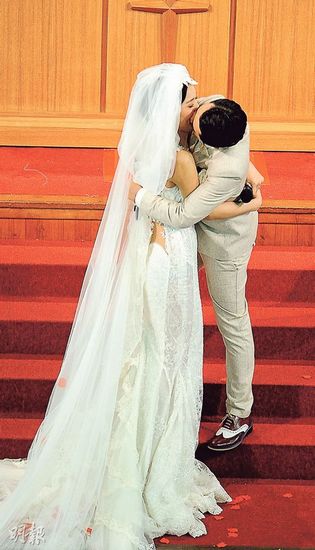 王祖蓝结婚与妻子当众接吻6次组图