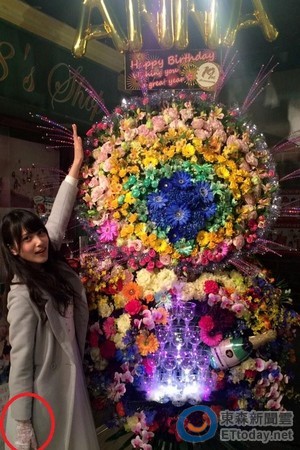 日本AKB48成员被砍伤后首亮相:当时右手几乎残废