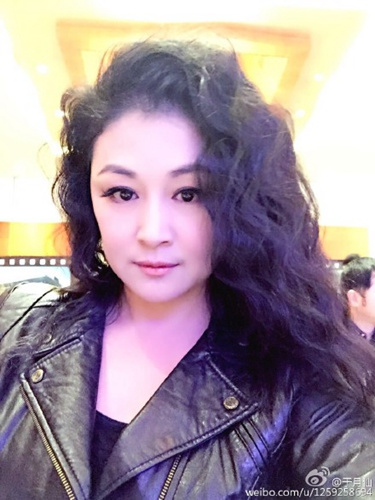 据悉,已经43岁的于月仙出生于内蒙古赤峰,是赵本山妻子马丽娟的表妹.