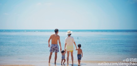 孙俪晒一家四口站海边背影网友赞:人生赢家(图)