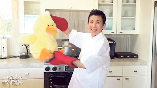 吴君如制作熏鸭隔空送谢霆锋对方:学艺未精(图)