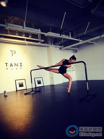 韩星朴信惠练芭蕾舞照曝光穿黑色紧身衣劈腿(图)