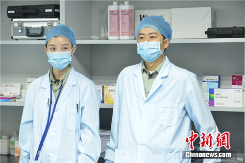 黄轩倪妮录节目当实习兽医倪妮徒手抓蛇照曝光(图)