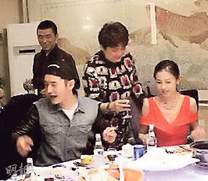 AngelaBaby穿低胸装接受黄晓明亲友敬酒(图)