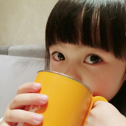 韩寒女儿喝水照曝光大眼有神可爱动人(图)