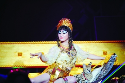 王姬扮埃及艳后跳热舞回应人生难得几回疯图