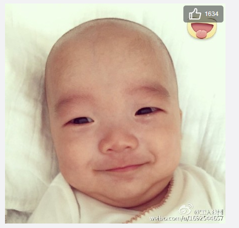 黑人晒儿子光头微笑萌照网友:你家还缺娃吗?